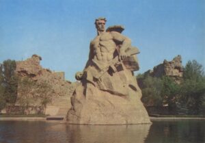 Мамаев курган. Памятник-ансамбль героям Сталинградской битвы. Скульптурная композиция "Стоять насмерть". Скульптор Е. Вучетич, архитектор Я. Белопольский