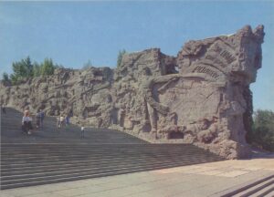 Мамаев курган. Памятник-ансамбль героям Сталинградской битвы. Стены-руины. Скульптор Е. Вучетич, архитектор Я. Белопольский